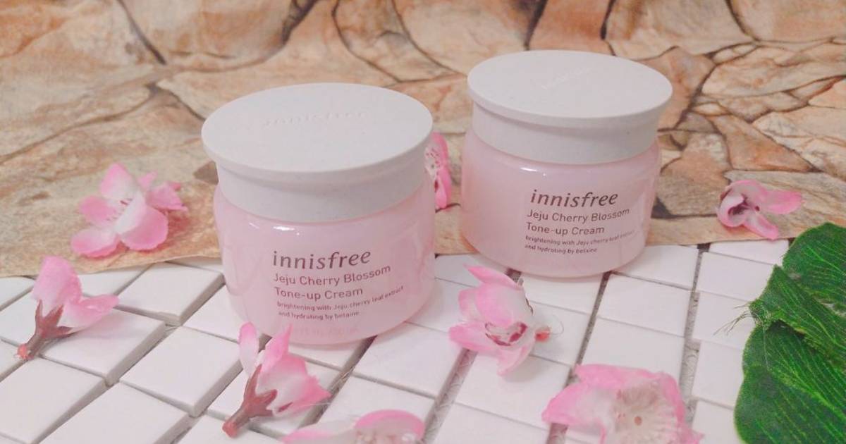Dưỡng trắng Jeju Cherry Blossom Tone Up Cream Innisfree có gì tốt?